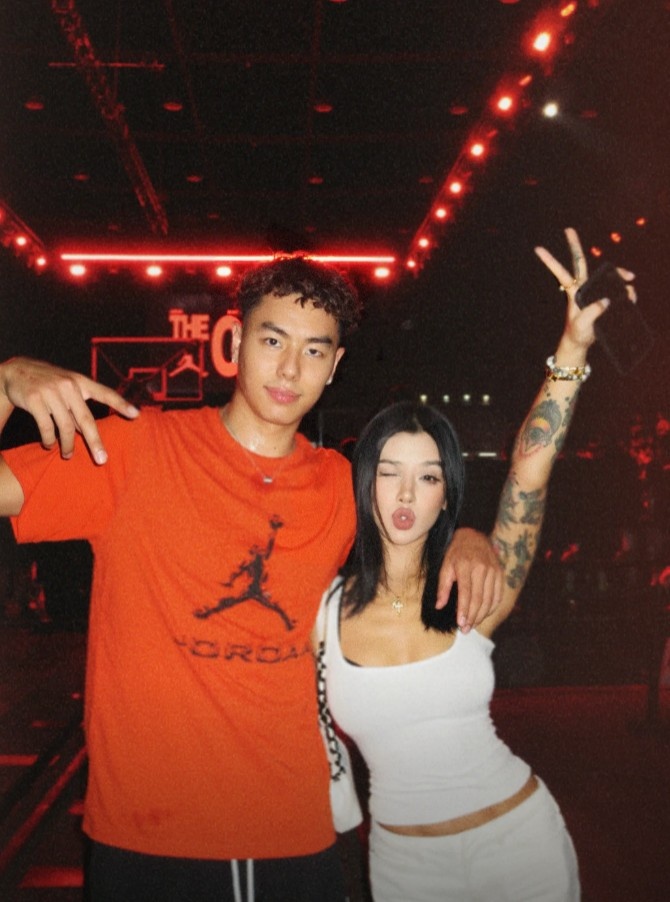 开云首页-李添荣甜蜜时刻：女友分享聚会帅照💑