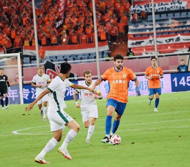 开云娱乐平台-直击泰山队6-0，酣畅复仇也是双喜临门，球迷的助威口号太到位了